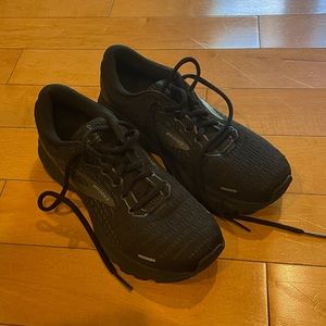 Brooks Black Tennis Shoes Size 8